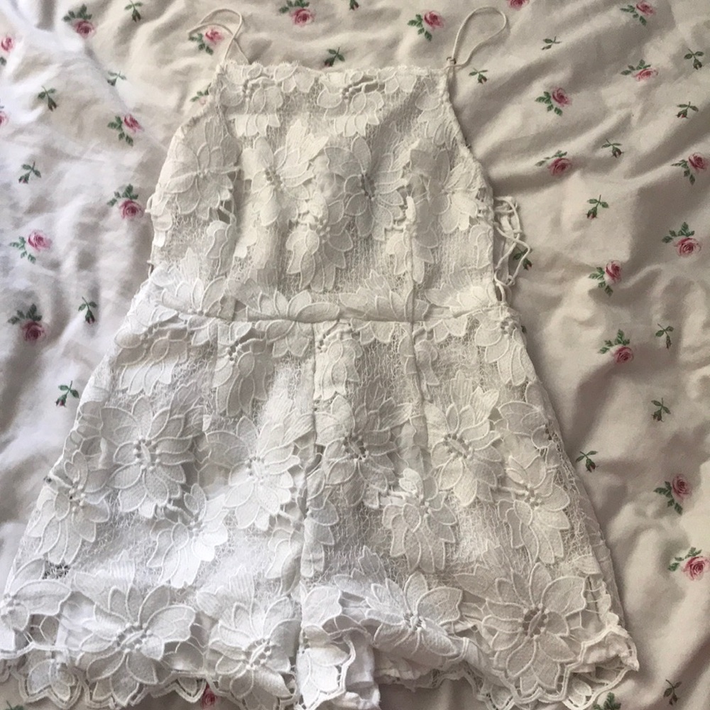 Lace romper - Picture 2 of 5